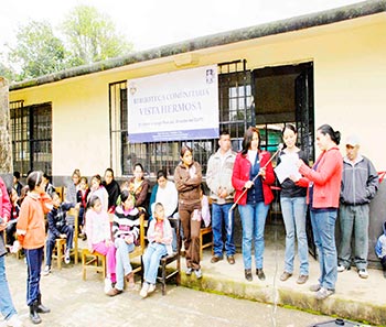 Inauguración de la biblioteca Jorge Pedrajo Hernández con alumnos de la primaria, autoridades de la comunidad y coordinadores del CUPS, marzo 2013. Vista Hermosa, Cuetzalan del Progreso.
