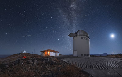 Las Líridas en el cielo del sur. Crédito: Yuri Beletsky (Carnegie Las Campanas Observatory, TWAN) https://apod.nasa.gov/apod/image/1704/lyrids_2017_beletsky.jpg