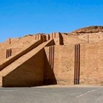 Zigurat de Ur, Irak. El Zigurat era un templo en la antigua Mesopotamia construido con ladrillos de adobe formado por dife- rentes niveles generalmente de forma rectangular. En la parte superior se encontraba el lugar de culto de distintos diosas y dio- ses y se ascendía a éste a través de largas escalinatas