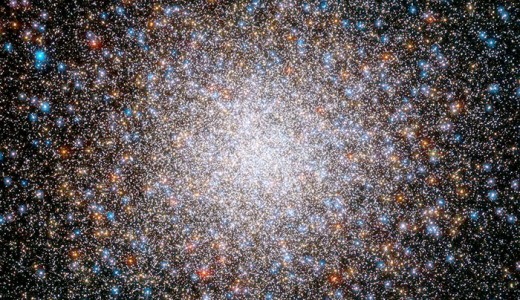 mpresionante imagen del Cúmulo Globular Messier 2 obtenida por el Telescopio Espacial Hubble. Es el segundo objeto celeste en el listado del astrónomo Charles Messier. M2 se encuentra a unos 55 mil años luz de distancia (1 año luz es la distancia que recorre la luz en un año viajando a una velocidad de 300 mil km por segundo). Contiene unas 150 mil estrellas en el volumen de una esfera de 180 años luz de diámetro. Sus estrellas se formaron en una secuencia de al menos siete eventos hace casi 13 mil millones de años. Créditos de la Imagen: Agencia espacial Europea y NASA, obtenida por Giampaolo Piotto y colaboradores.