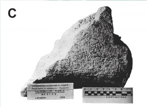 C) Fragmento de hueso de mastodonte grabado (Tetela 1), descubierto por el prof. Juan Armenta Camacho (Modificado de [8]).