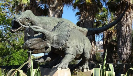 Escultura a tamaño natural de los dinosaurios Tyrannosaurus y Triceratops ubicada a las afueras del Museo de Historia Natural de Los Ángeles. Foto: Jorge Herrera, 2021.