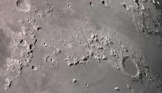 Vallis Alpes es un espectacular valle lunar, que divide en dos los Montes Alpes lunares. Se extiende por 166 km desde la cuen- ca del Mare Imbrium, hacia el este-noreste, hasta el borde del Mare Frigoris. Tomada con un telescopio de 12” y una cámara planetaria 462mc por Emmanuel Delgadillo (aka AstronoMono).