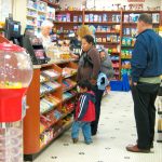 · Joven madre originaria de Atlixco, comprando en una farmacia en Nueva Jersey, 2019. Foto de Cristina
