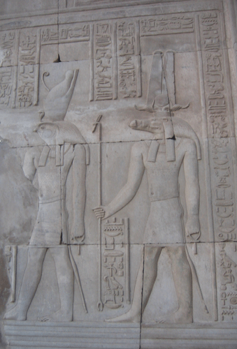 · “kom Ombo. Templo bifronte de Sobek (el dios cocodrilo) y haroeris (horus, el viejo)”, por Carlos Reusser Monsalvez