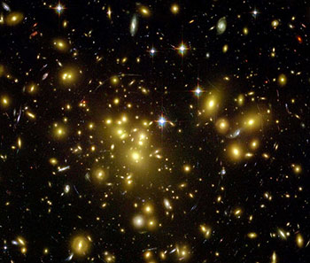 Figura 2. Imagen del cúmulo masivo de galaxias Abell 1689 obteni- da con el Telescopio Espacial Hubble. Cada objeto, aunque parezca puntual, es en realidad una galaxia. Puede notarse que la gran mayo- ría presentan un color amarillo rojizo, lo que indica que casi todas las galaxias en el centro del sistema son lenticulares y elípticas, mientras que las espirales, con colores más azules, son casi inexistentes (crédi- to de la imagen: HST Science Institute, NASA.)