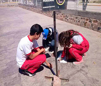 Estudiantes de la escuela Santa Cruz de Juventino Rosas, de Guanajuato, durante las mediciones de la sombra.