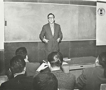Ingeniero Terrazas impartiendo la conferencia “Astronomía moderna” en la sala Bertrand Russell. 8 de mayo de 1964