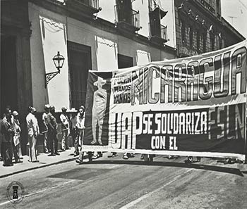 Manifestación universitaria en solidaridad con Nicaragua. Archivo Histórico BUAP. Colección Vida Universitaria