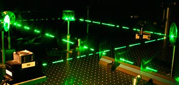 Luz verde emitida por medio de generación de segundo armónico de un laser de semiconductor.