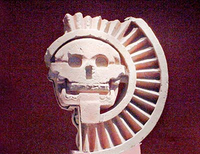 La fotografía muestra el disco del Sol muerto de Teotihuacan, que de acuerdo con Jesús Galindo, podría indicar un eclipse de Sol. El disco de piedra fue hecho por los teotihuacanos, y su apariencia radial podría sugerir algún astro, tal vez al Sol agonizante, una visión muy peculiar, ya que la mayoría de las civilizaciones antiguas creían que el Sol era devorado por alguna otra deidad.