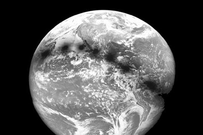 Eclipse total de Sol de 1991 visto desde el espacio. Ocho imágenes obtenidas por el satélite GOES. Tomada de: http://www.mreclipse.com/SEphoto/TSE1991/image/TSE91-GOESw.JPG agosto · 2017 13 El objeto del mes ￼