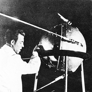 Imagen tomada de: http://www.esa.int/var/esa/storage/images/esa_multimedia/images/2007/10/sputnik_1_before_launch _in_october_1957/10243271-2-eng-GB/Sputnik_1_before_launch_in_October_1957.jpg