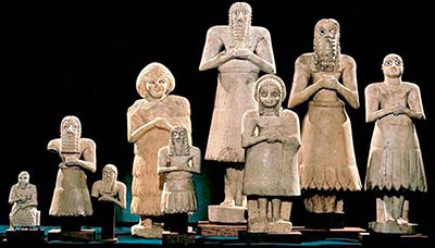 Estatuillas representando distintos dioses y diosas sumerios