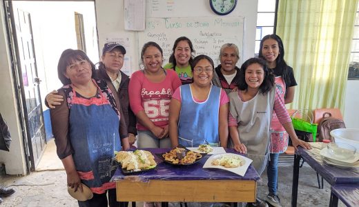 Mujeres de la colonia Barranca Honda al finalizar un taller de cocina en el Kali.