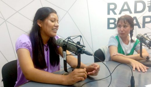 Programa de Alfabetiza Radio transmitido desde la cabina de Radio BUAP. Foto: I. Iván Nava Fernández.