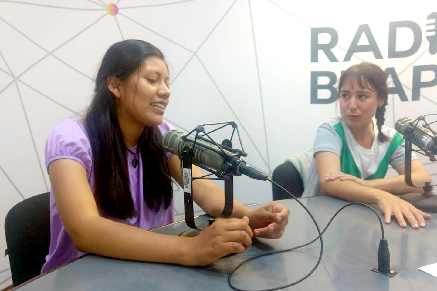 Programa de Alfabetiza Radio transmitido desde la cabina de Radio BUAP. Foto: I. Iván Nava Fernández.