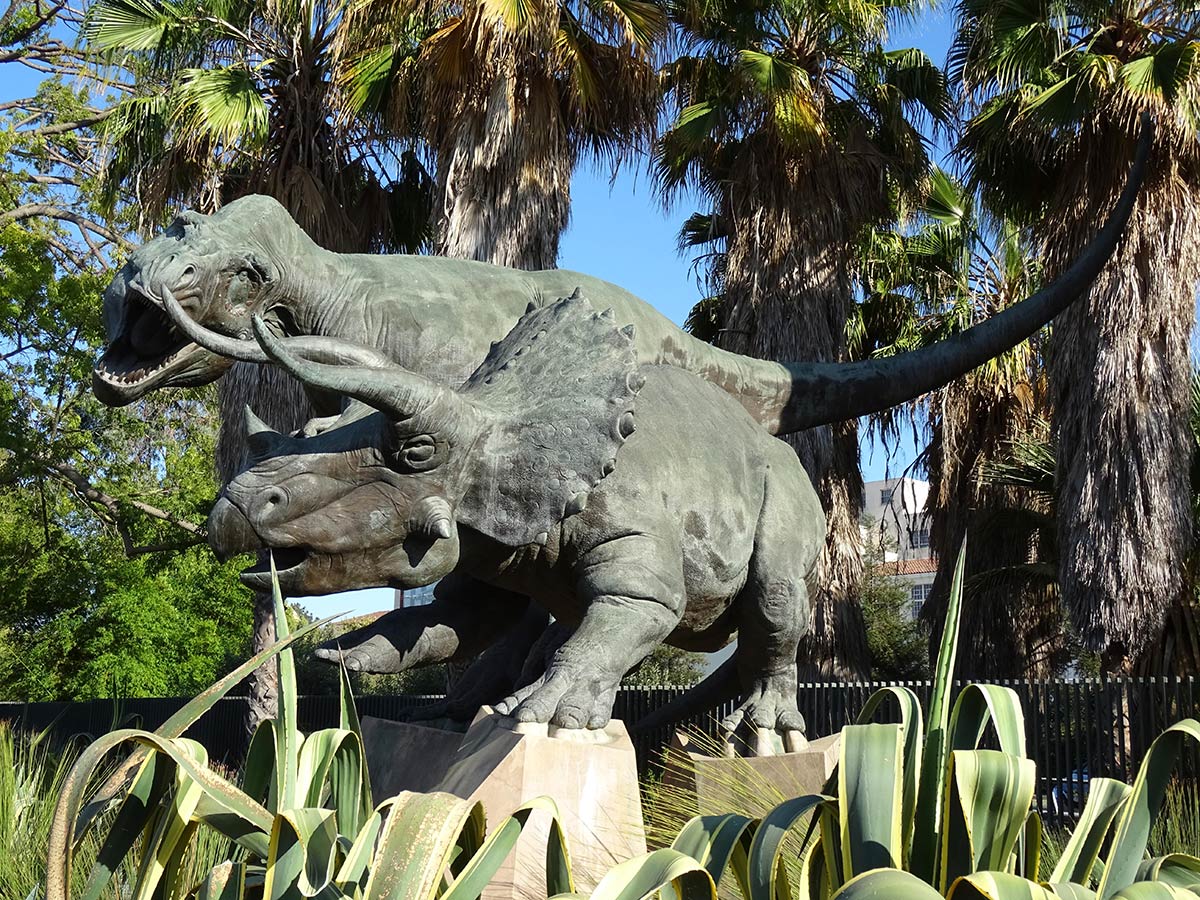 Escultura a tamaño natural de los dinosaurios Tyrannosaurus y Triceratops ubicada a las afueras del Museo de Historia Natural de Los Ángeles. Foto: Jorge Herrera, 2021.