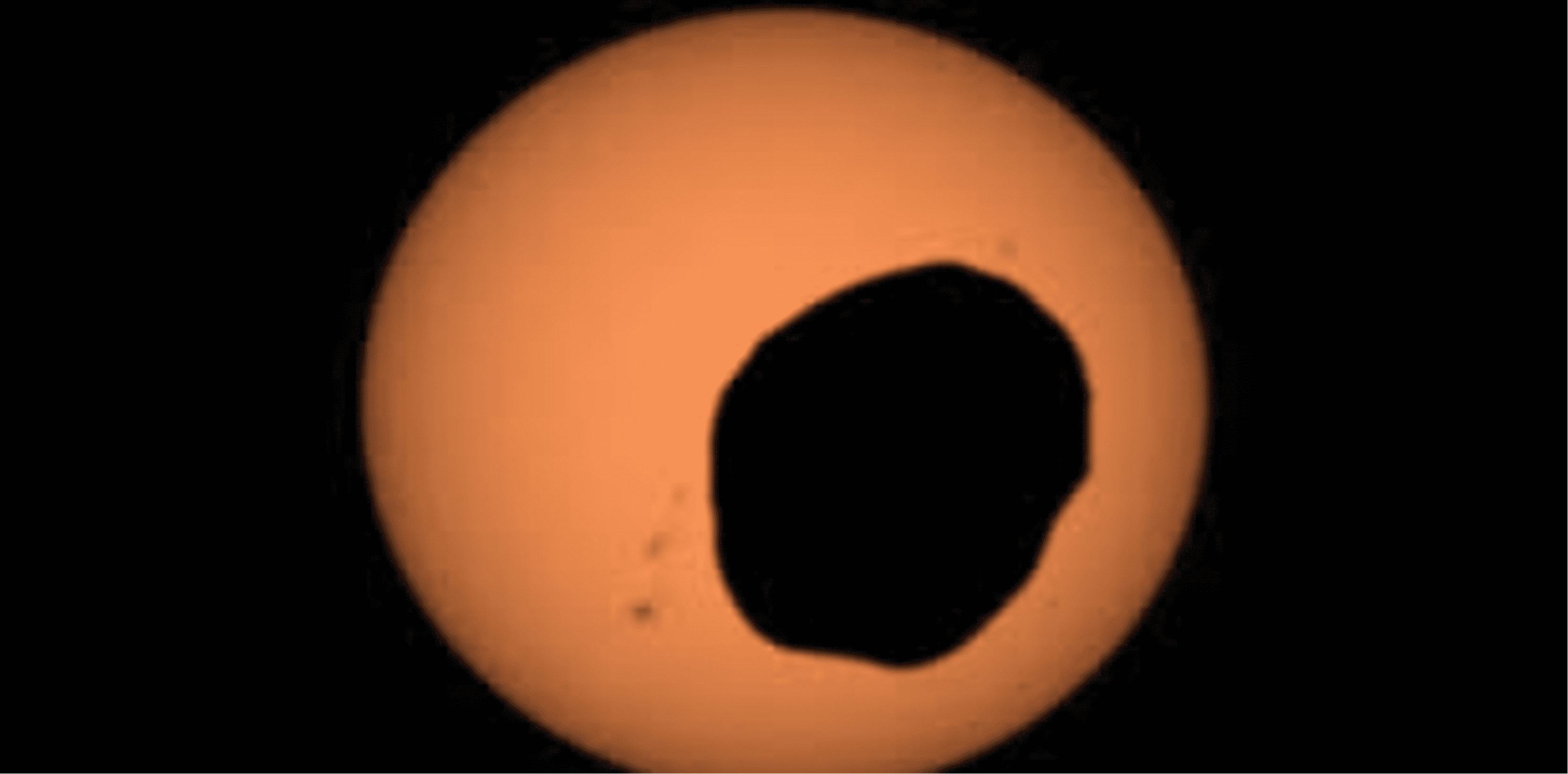 Perseverance Mars de la NASA usó su cámara Mastcam Z para grabar un video de Fobos, una de las dos lunas de Marte, eclipsando al Sol. Es la observación más ampliada y con mayor velocidad de fotogramas de un eclipse solar de Fobos jamás hecha desde la superficie marciana. Créditos: NASA/JPL- Caltech/ASU/MSSS/SSI