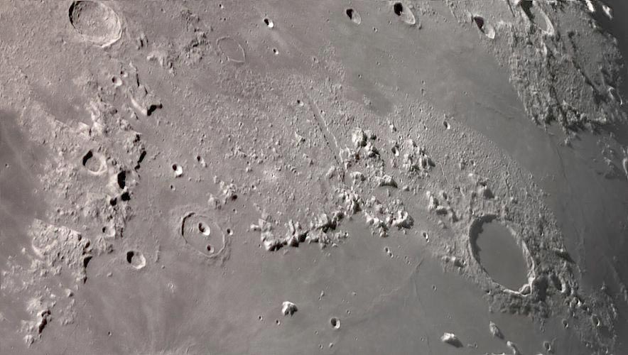 Vallis Alpes es un espectacular valle lunar, que divide en dos los Montes Alpes lunares. Se extiende por 166 km desde la cuen- ca del Mare Imbrium, hacia el este-noreste, hasta el borde del Mare Frigoris. Tomada con un telescopio de 12” y una cámara planetaria 462mc por Emmanuel Delgadillo (aka AstronoMono).