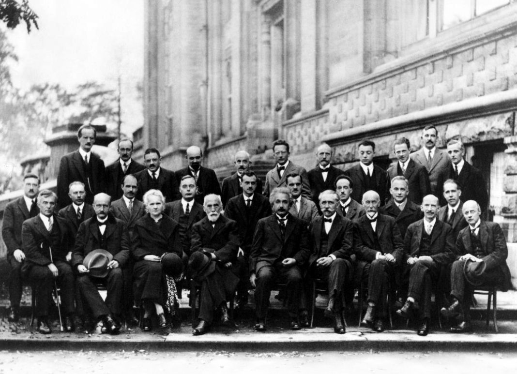 Marie Curie, la única mujer en la quinta Conferencia Internacional Solvay, en1927