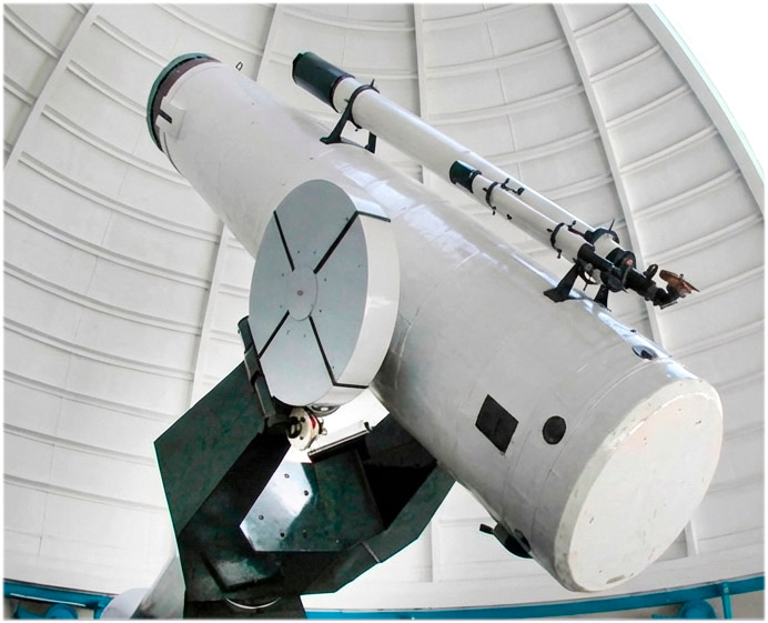 Cámara Schmidt en Tonantzintla, México. Crédito: https://saberesyciencias.com.mx/2015/03/09/las-placas-astro- fotograficas-de-tonantzintla-a-la-memoria-del-mundo/