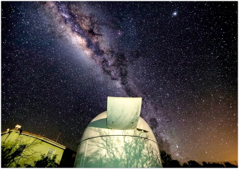 Telescopio OASI en Itacuruba, Brasil. Crédito:https://www.gov.br/observatorio/pt-br/assuntos/areas-de-
atuacao/astronomia-e-astrofisica/oasi/impacton/o-oasi