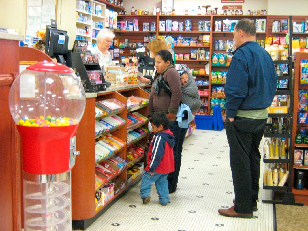 · Joven madre originaria de Atlixco, comprando en una farmacia en Nueva Jersey, 2019. Foto de Cristina